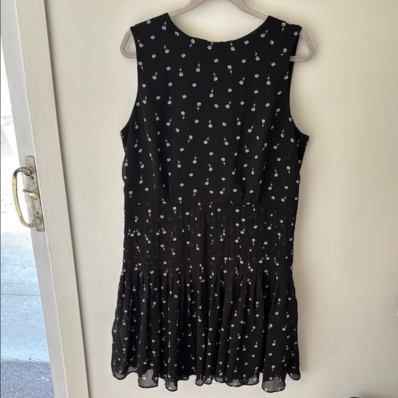 Ann Taylor Chiffon Floral Pleated Dress Size 14 - Picture 3 of 9